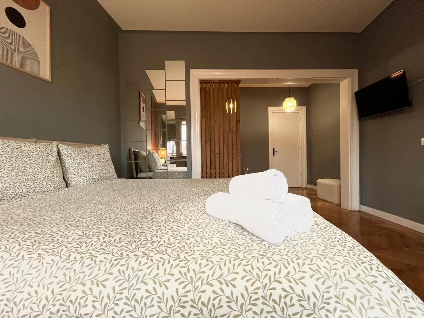 Woodie Studio With Premium Comfort By Piata Unirii Bukares Bagian luar foto